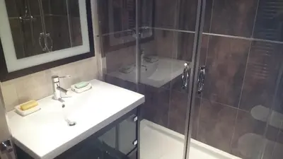 Un baño de Apartamentos Salamanca Puerta Zamora, Centro, Wifi con salón y 2 dormitorios, Parking