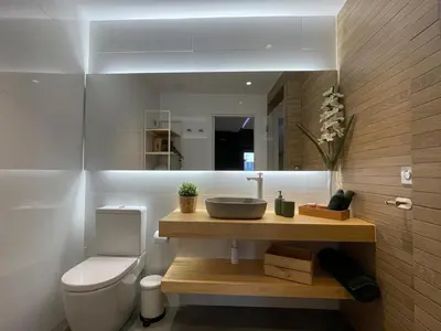 Un baño de Skyline Plasencia