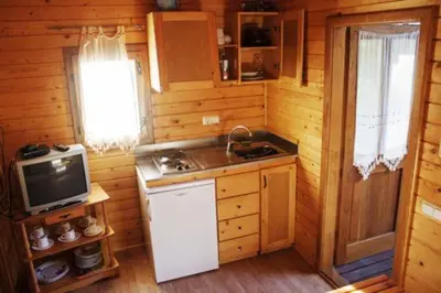 Una cocina o zona de cocina en Camping La Eliza Lanzahíta