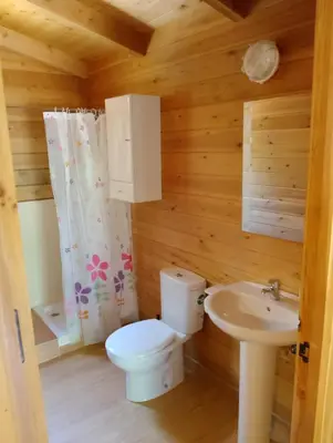 Un baño de Camping La Eliza Lanzahíta