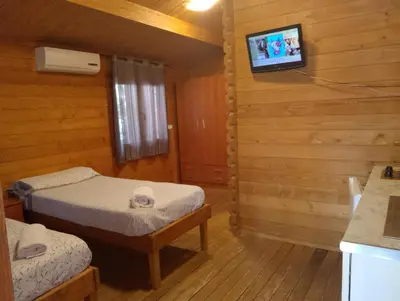 Una televisión o centro de entretenimiento en Camping La Eliza Lanzahíta