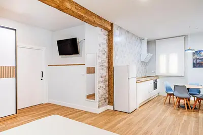 Una televisión o centro de entretenimiento en Encantos del Jerte Apartamentos