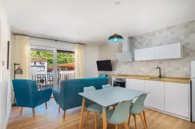 Una cocina o zona de cocina en Encantos del Jerte Apartamentos