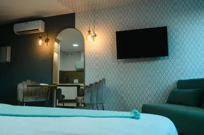 Una televisión o centro de entretenimiento en Apartamentos La Posada