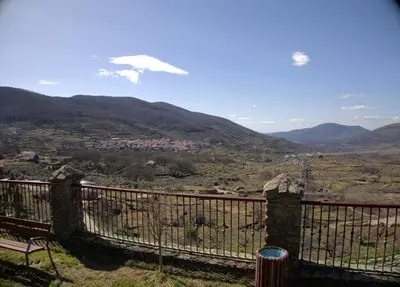 Vista general de una montaña o vista desde la casa o chalet
