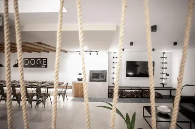 Una televisión o centro de entretenimiento en Doce Slow Home