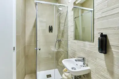 Un baño de Hotel Gran Vía by gaiarooms