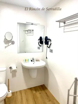 Un baño de El Rincón de Serradilla