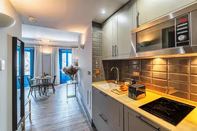 Una cocina o zona de cocina en Blue Windows House Apartamentos & Suites