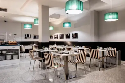 Un restaurante o sitio para comer en Ikonik Plaza Mercado