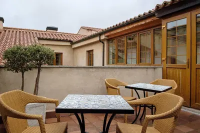 Un patio o zona al aire libre en Ikonik Plaza Mercado