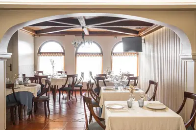 Un restaurante o sitio para comer en El Porton de la Huebra