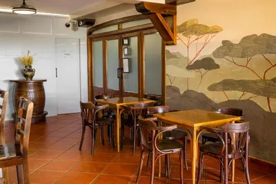 Un restaurante o sitio para comer en El Porton de la Huebra