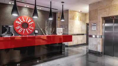 Certificado, premio, señal o documento que está expuesto en Be Live City Center Talavera