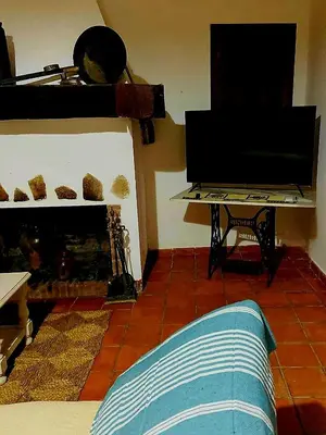 Una televisión o centro de entretenimiento en La Casa de Cadia 2