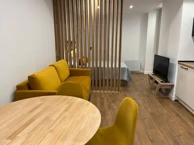 Una televisión o centro de entretenimiento en AT Pasaje Sancti Spiritus 1
