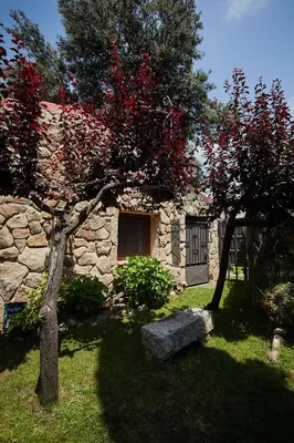 Jardín al aire libre en CASA DE CUCU Navaluenga