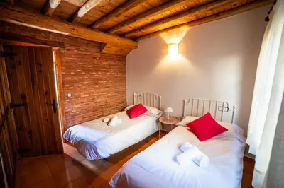 Cama o camas de una habitación en Alojamientos El Picoto Navasfrías
