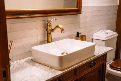 Un baño de La Comarca de Vératton