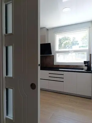 Una cocina o zona de cocina en Amplio y tranquilo apartamento casa