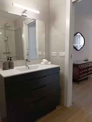 Un baño de Amplio y tranquilo apartamento casa