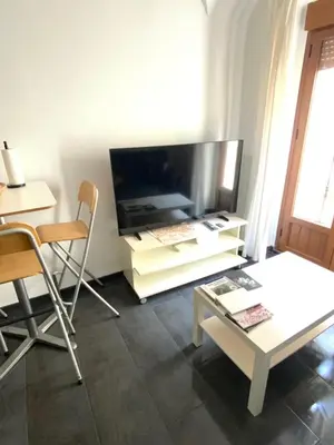 Una televisión o centro de entretenimiento en ᛕᏗℤεℝεs ᴀᴘᴀʀᴛᴀᴍᴇɴᴛ