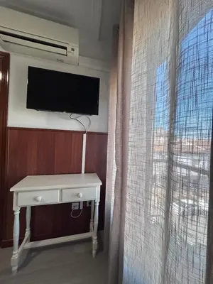 Una televisión o centro de entretenimiento en H La Posada