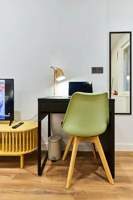 Una televisión o centro de entretenimiento en Apartamentos Beatriz by gaiarooms