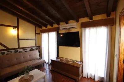 Una televisión o centro de entretenimiento en El desván de la vera AT-CC-00848
