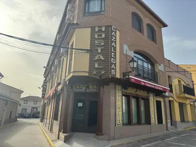 Edificio en el que se encuentra el hostal o pensión