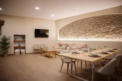 Una televisión o centro de entretenimiento en El gallinero de la abuela Claudia