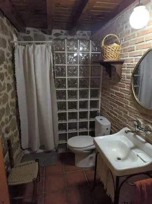 Un baño de Agroturismo Los Prados Sierra de San Vicente