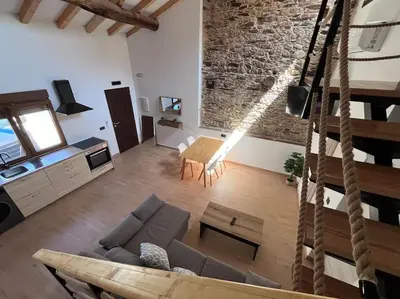 Una televisión o centro de entretenimiento en Apartamento casa rural en Abadía AT-CC-00850