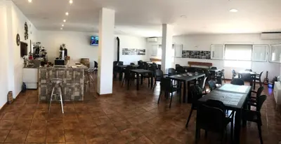Un restaurante o sitio para comer en Albergue Peregrinos El Carrascalejo