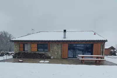 Casa rural La Casaca en plena sierra de Gredos en invierno