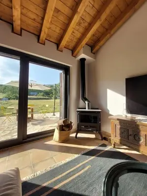 Una televisión o centro de entretenimiento en Casa rural La Casaca en plena sierra de Gredos