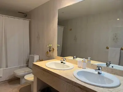 Un baño de Ático Vistas Sierra Gredos con AC & Wi-Fi
