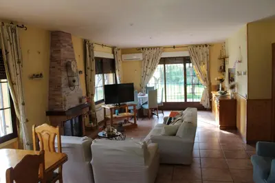 Una televisión o centro de entretenimiento en La Huertarrona