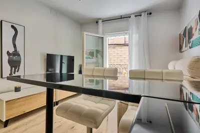 Una televisión o centro de entretenimiento en Apartamentos Plasencia Bambu