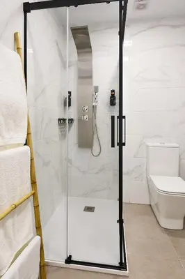 Un baño de Apartamentos Plasencia Bambu