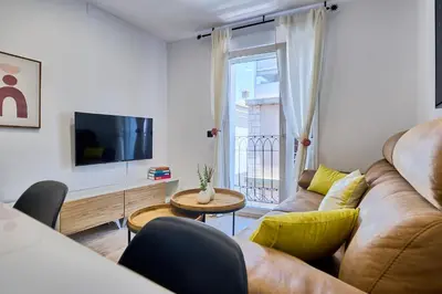 Una televisión o centro de entretenimiento en Apartamentos Plasencia Bambu