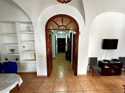 Una televisión o centro de entretenimiento en 