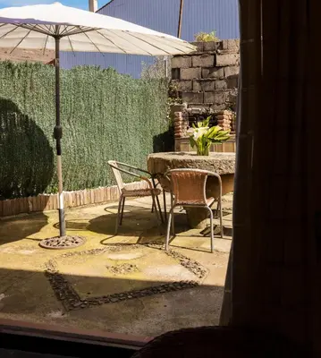 Un patio o zona al aire libre en El arroyo del valle
