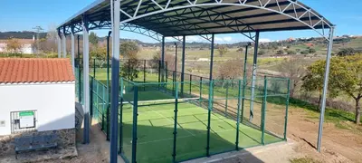 Instalaciones para jugar a tenis o squash en San Matías o alrededores