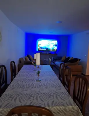 Una televisión o centro de entretenimiento en La Escondida
