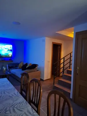 Una televisión o centro de entretenimiento en La Escondida