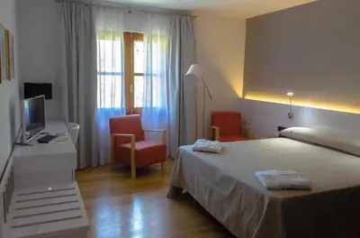 Una televisión o centro de entretenimiento en Hotel Valle del Jerte
