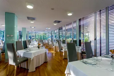 Un restaurante o sitio para comer en Hotel Valle del Jerte