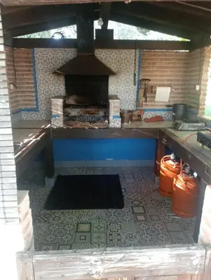 Barbacoa disponible para clientes en la casa o chalet