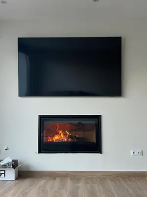 Una televisión o centro de entretenimiento en El Legado de Gredos